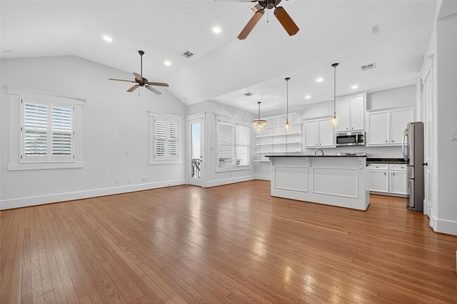 Building Photo - 1042 W 25th St