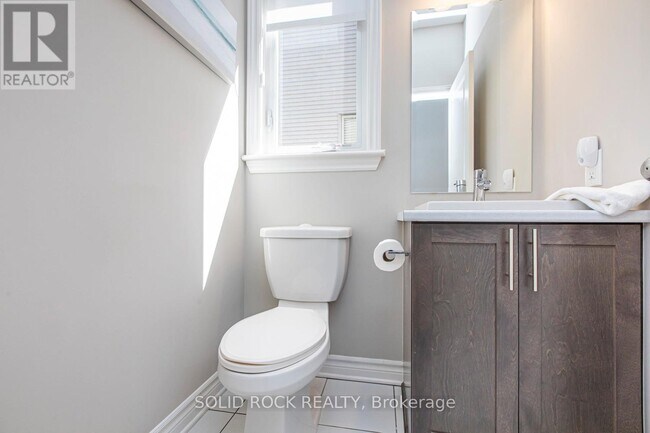Building Photo - 332 Rainrock Cres