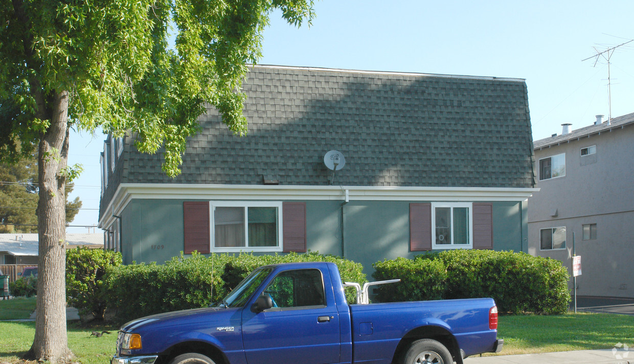 Building Photo - 1709 Ross Cor