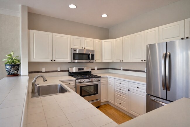 Foto del edificio - Bright & Spacious English Cove Condo