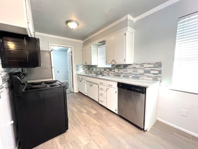 Building Photo - 216 S Bristow Ave