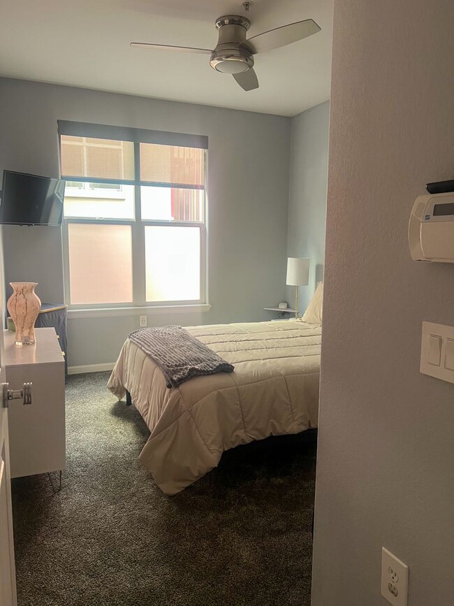 Building Photo - Fully furnished 2 bedroom 2 bath Denver Condo