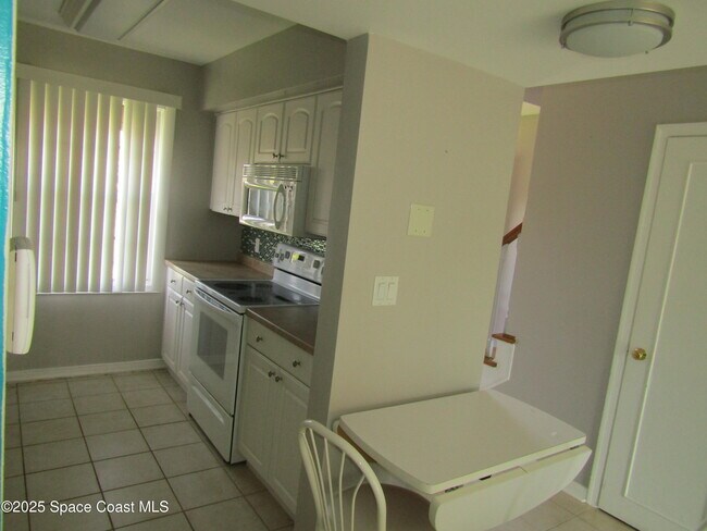Building Photo - 910 S Colonial Ct