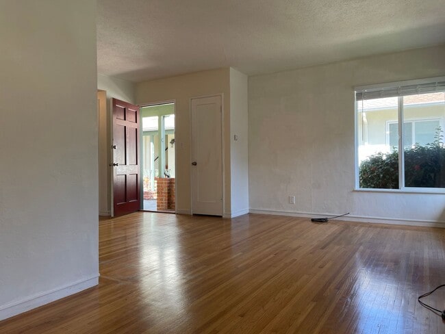 Building Photo - 655 Oakland Ave