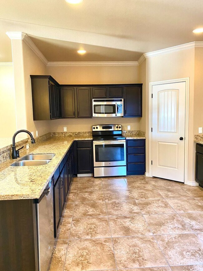 Foto del edificio - COMING SOON!! Two story townhome