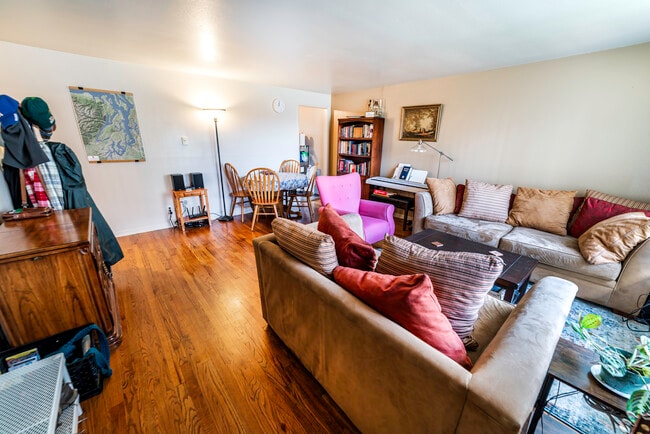 Huge living room with hardwood floor - 729 Pecks Dr