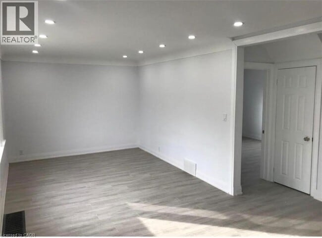 Building Photo - 850 Garth St