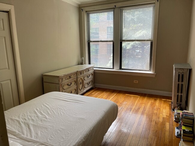 Master Bedroom - 1318 W Sunnyside Ave