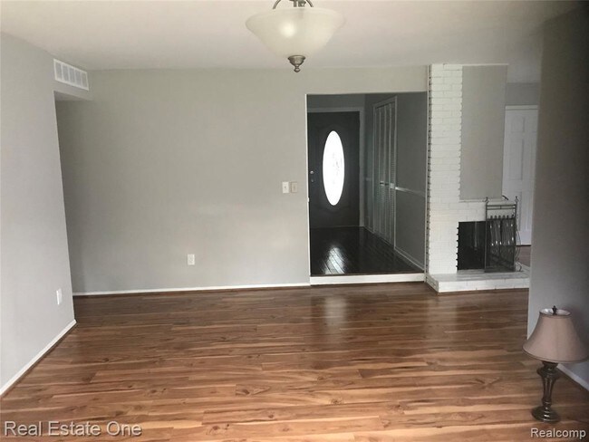 Building Photo - 4757 Hyde Park Dr