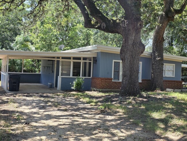Building Photo - 522 E Davilla Ave
