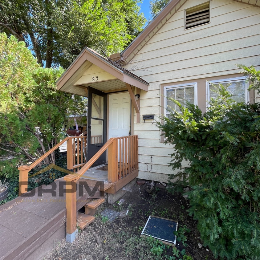 Primary Photo - 1 bedroom duplex close to Dillons