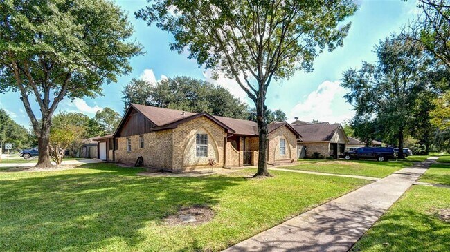 Building Photo - 21822 Meadowhill Dr
