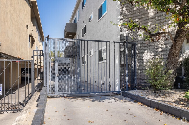 Building Photo - 1834 Bentley