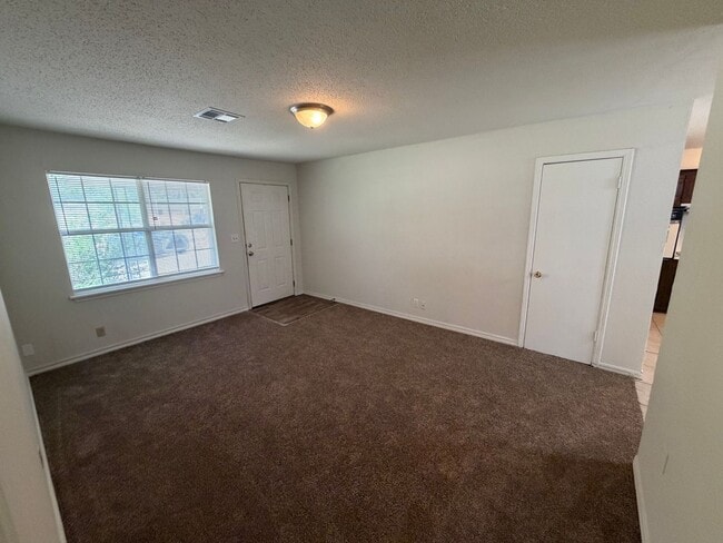 Building Photo - 3 bed, 1 bath ,1 car home tucked in a cul-de-sac in Norman!