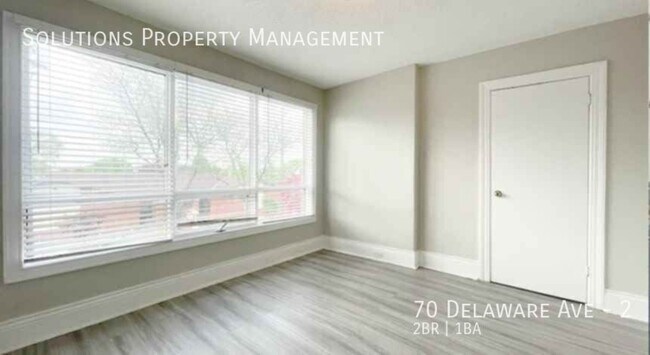 Photo du bâtiment - **Beautiful & Bright Updated 2 Bedroom Second Floor Unit**