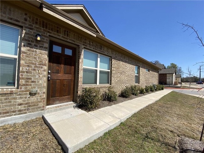 Building Photo - 2304 S Lakeline Blvd