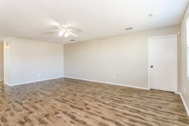 Foto del edificio - 321 Daisy Ln