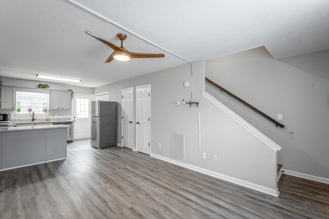 Building Photo - 17 Bama Ln