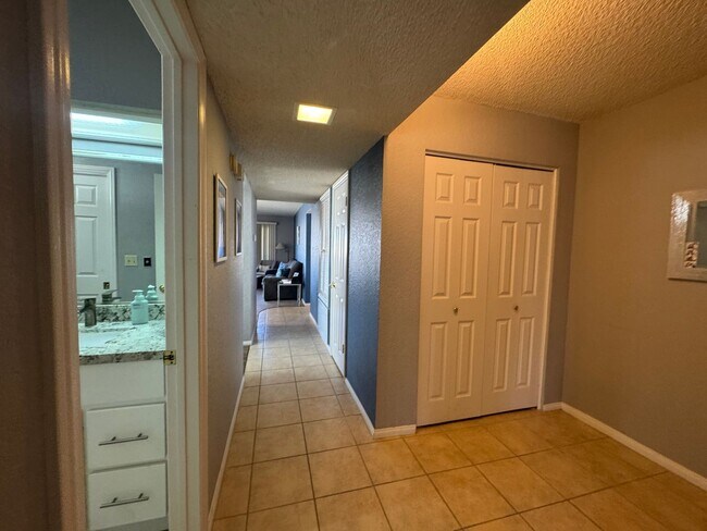 Foto del edificio - FURNISHED 2BR CONDO w/Utilities Water View Gated NO STAIRS