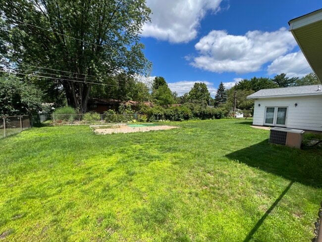 Building Photo - 1720 Heuss Ave