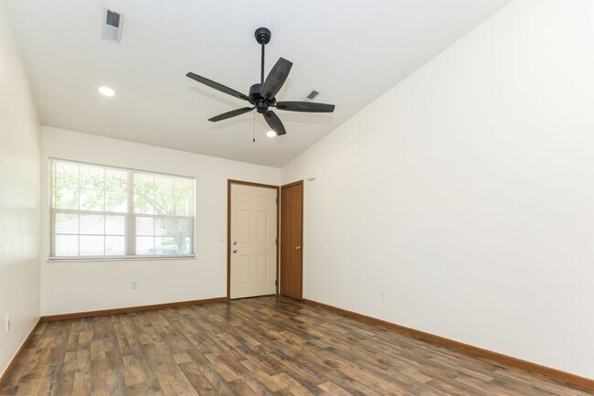 Foto del edificio - Check out this 3 bed 1.5 bath single family home in Springfield!
