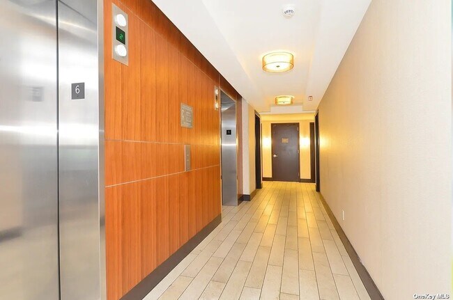 Foto del edificio - 39-16 Prince St