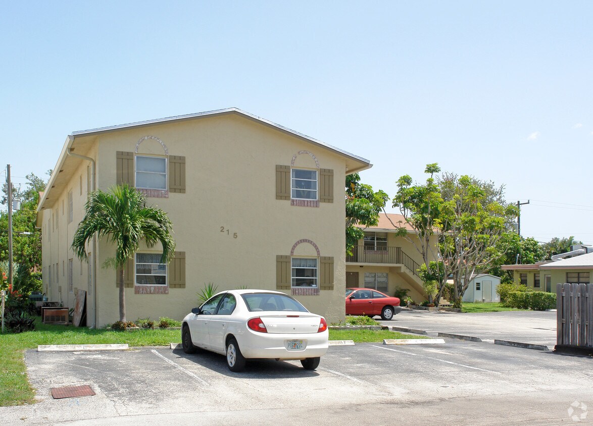Building Photo - 215 NW 25th St