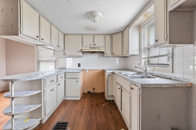 Building Photo - 877 Bertha Ave