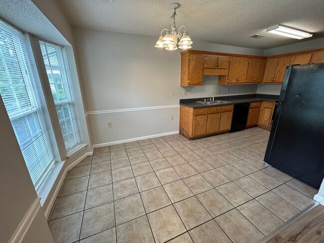 Foto del edificio - 351 Leafmore Rd SW