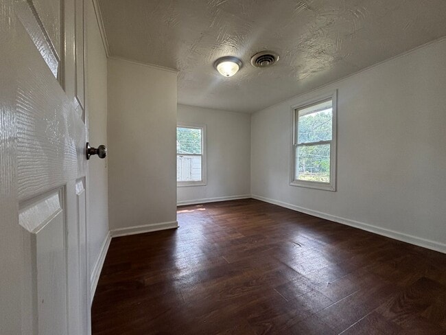 Building Photo - Rent this 2 Bedroom 1 Bath available now!