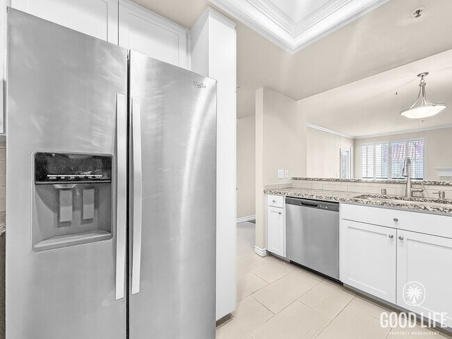 Foto del edificio - Beautiful 1B/1.5BA Upgraded Condo w/ Washer/Dryer and Private Patio!