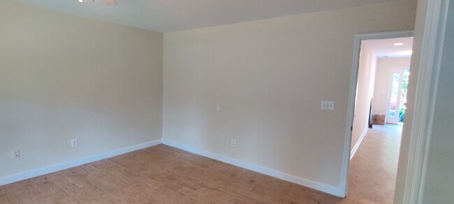 Foto del edificio - 4 bedroom townhome with garage