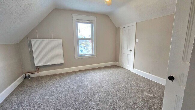 Foto del edificio - 3-Bed 1.5 bath Home on Payne Avenue with Spacious 2310 Sq Ft Layout – Ideal Saint Paul Living!"