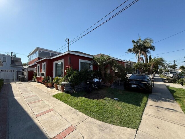 Foto del edificio - 4 bed 3 bath plus 2 Extra Bonus Rooms with...