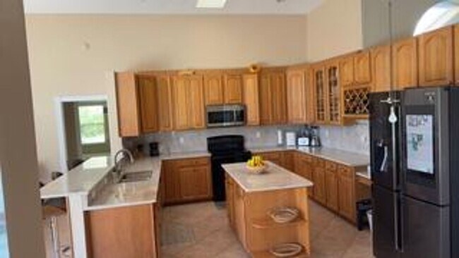Building Photo - 711 Foresteria Ave