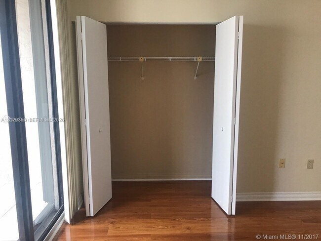 Building Photo - 540 Brickell Key Dr