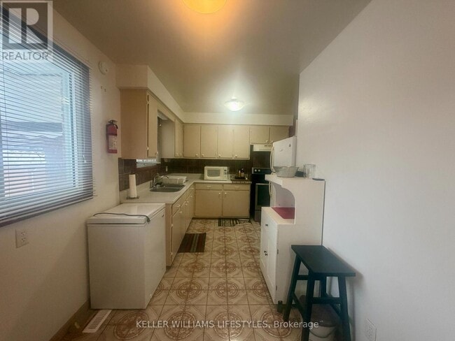 Building Photo - 156 Paperbirch Crescent