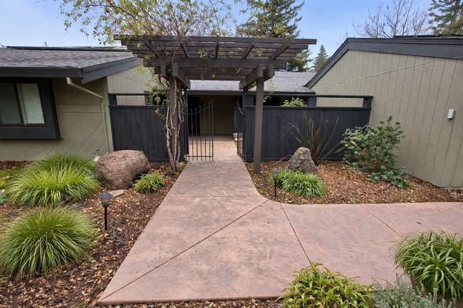 Building Photo - 1118 Marina Cir