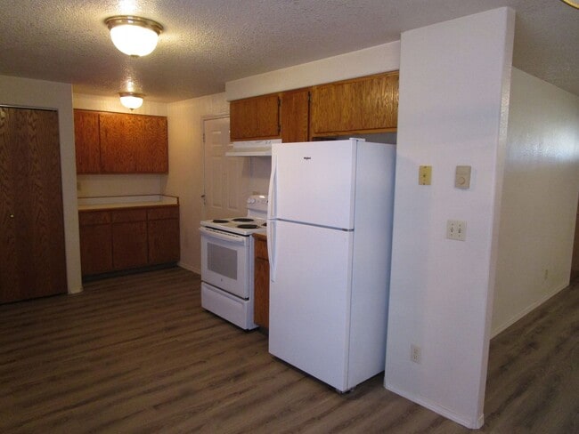 Building Photo - 2 Bedroom Duplex Near Library - Water/Sewe...