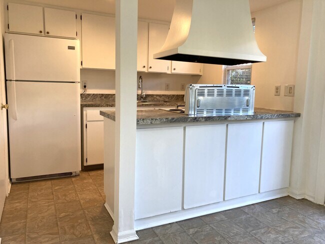 Building Photo - 4825 Moreland Dr W