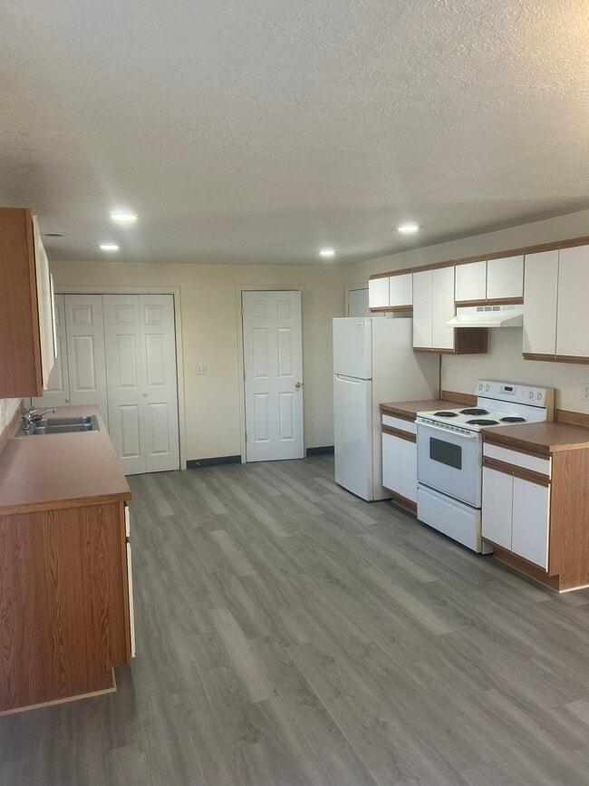 Building Photo - 935 NW Cains Rd