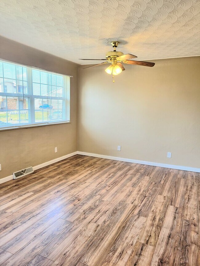 Foto del edificio - Updated Throughout and Move in ready!!!