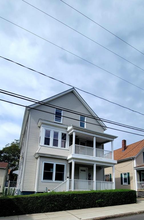 Building Photo - 496 Linden St