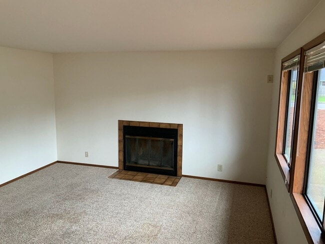 Building Photo - 2 Bedroom Duplex in Cal Young Neighborhood