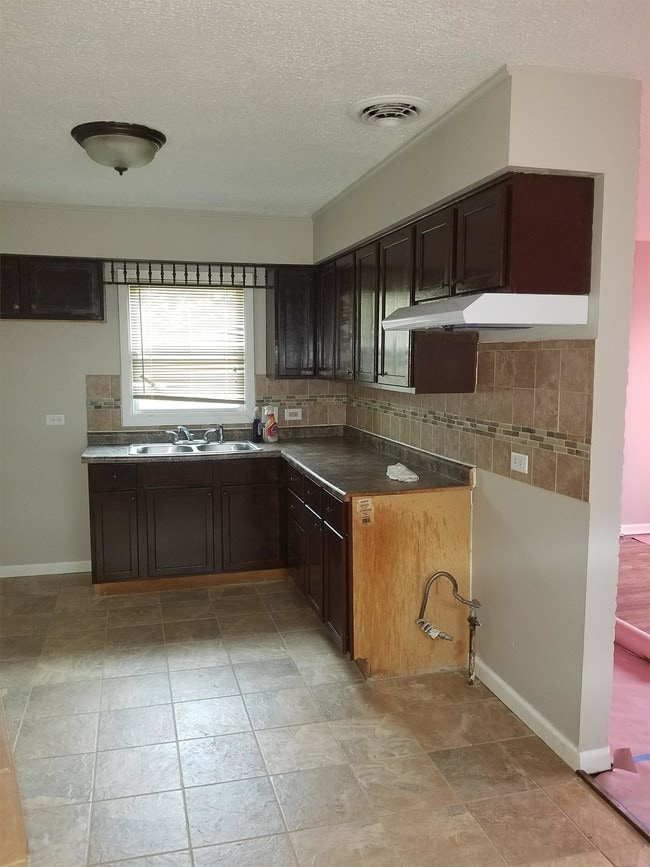 Building Photo - 208 W 154th Pl