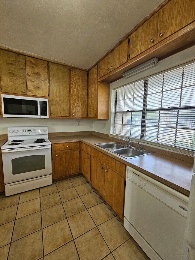 Building Photo - 1824 Larette Dr