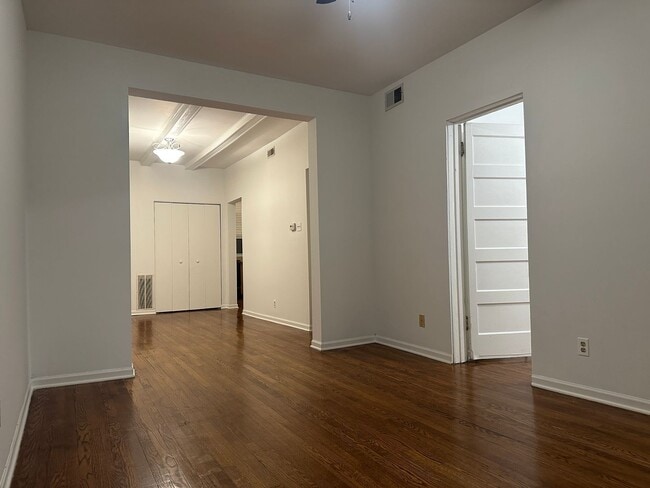Building Photo - Beautiful 1 Bed Apartment in North Center/ Ravenswood Area Available August or September 1st