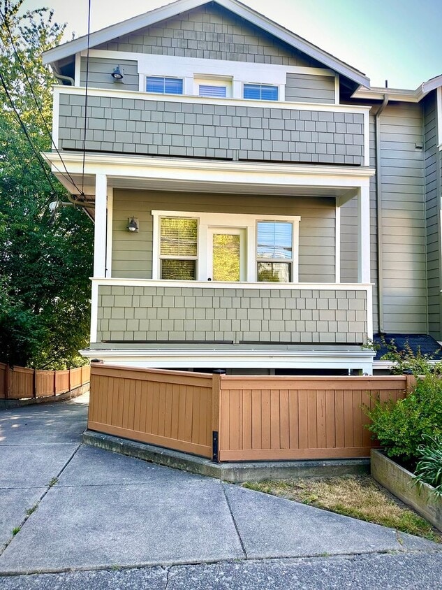 Primary Photo - West Seattle Townhouse, Location Location ...