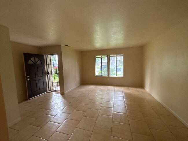 Foto del edificio - CHARMING 3 BEDROOM 2 BATHROOM SINGLE-STORY IN STOCKTON!