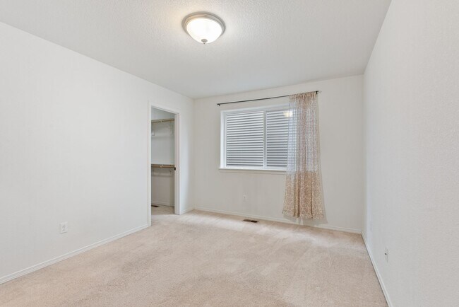 Foto del edificio - Beautiful 4BR Condo Available mid-November